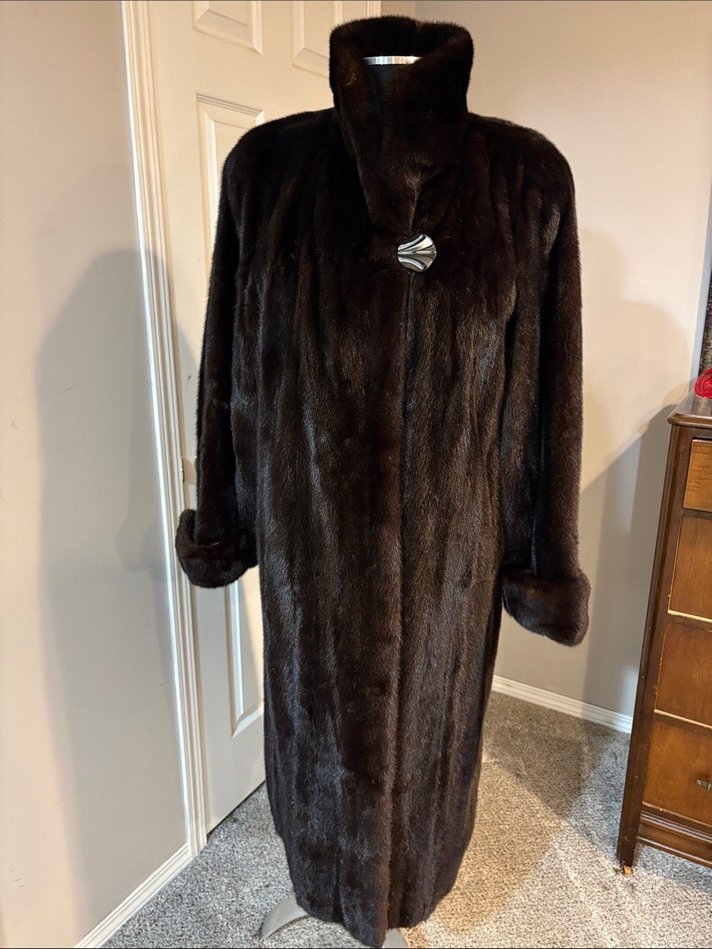 Luxury Dark Brown Mink Fur Long Coat - Women's size XL. 19A
